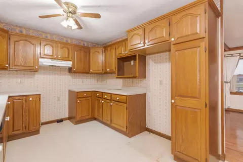 Kitchen - 1402 E Indiana Ave, Pontiac, IL 61764 photo 1 of 4