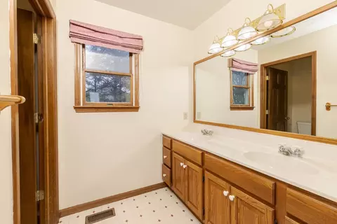 Bath - 1402 E Indiana Ave, Pontiac, IL 61764 photo 2 of 5
