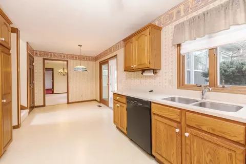 Kitchen - 1402 E Indiana Ave, Pontiac, IL 61764 photo 2 of 4