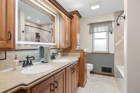 Bath - 1106 Maple Ct, Lockport, IL 60441 photo 1 of 2
