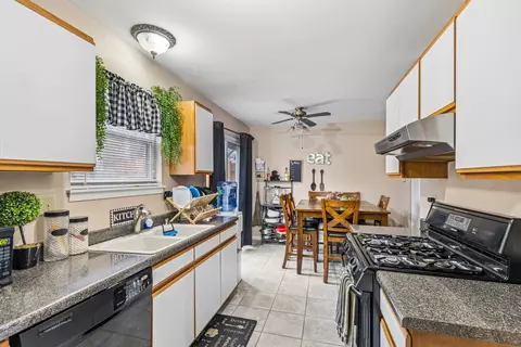 Kitchen - 404 Ballard Dr, Algonquin, IL 60102 photo 1 of 2