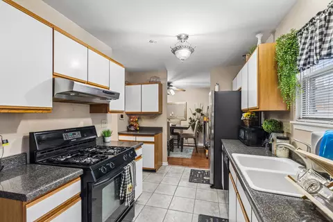 Kitchen - 404 Ballard Dr, Algonquin, IL 60102 photo 2 of 2