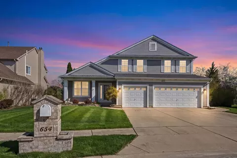 654 Easton Ln, Elk Grove Village, IL 60007
