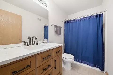 Bath - 1758 Edith Ln, Aurora, IL 60504 photo 2 of 3
