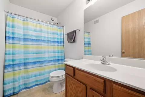 Bath - 1758 Edith Ln, Aurora, IL 60504 photo 3 of 3