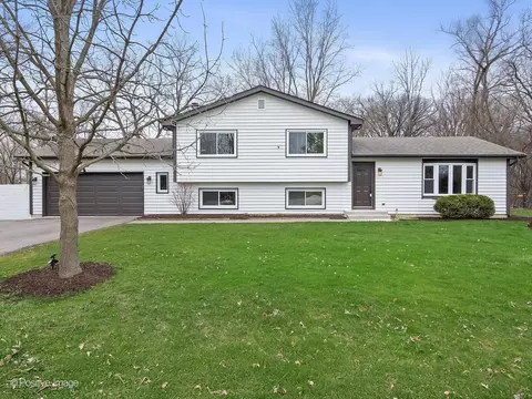 30 W243 Wiant Rd, West Chicago, IL 60185
