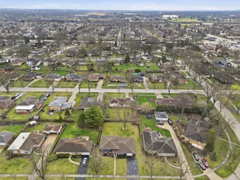 View/Area - 1430 Emmerson Ln, Mount Prospect, IL 60056 photo 3 of 5