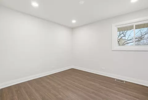 Bedroom - 1430 Emmerson Ln, Mount Prospect, IL 60056 photo 2 of 4