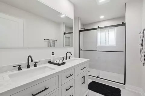 Bath - 1430 Emmerson Ln, Mount Prospect, IL 60056 photo 1 of 3