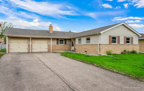 571 Welter Dr, Wood Dale, IL 60191