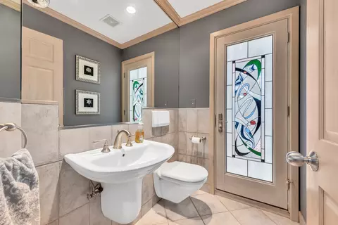Bath - 1378 Colonial Sq, Wheaton, IL 60189 photo 4 of 5