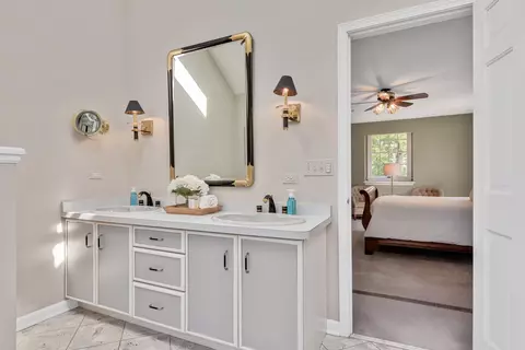 Bath - 1378 Colonial Sq, Wheaton, IL 60189 photo 1 of 5