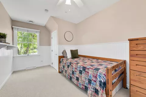 Bedroom - 1378 Colonial Sq, Wheaton, IL 60189 photo 4 of 4