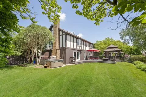 Exterior - 1378 Colonial Sq, Wheaton, IL 60189 photo 7 of 7