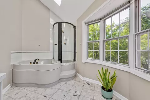 Bath - 1378 Colonial Sq, Wheaton, IL 60189 photo 2 of 5