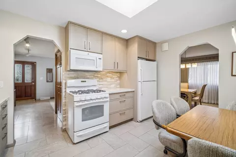 Kitchen - 621 Echo Ln, Glenview, IL 60025 photo 2 of 2