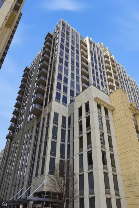 720 N Larrabee St #1206, Chicago, IL 60654