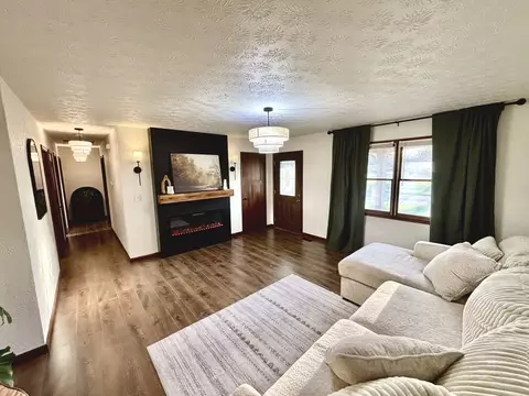 Living - 112 Donoho Dr, Salem, IL 62881 photo 1 of 3