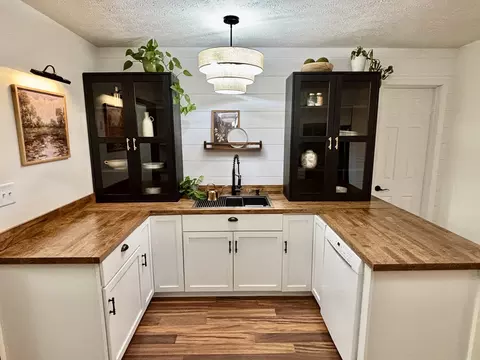 Kitchen - 112 Donoho Dr, Salem, IL 62881 photo 1 of 4