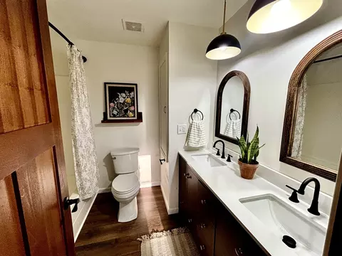 Bath - 112 Donoho Dr, Salem, IL 62881 photo 1 of 4