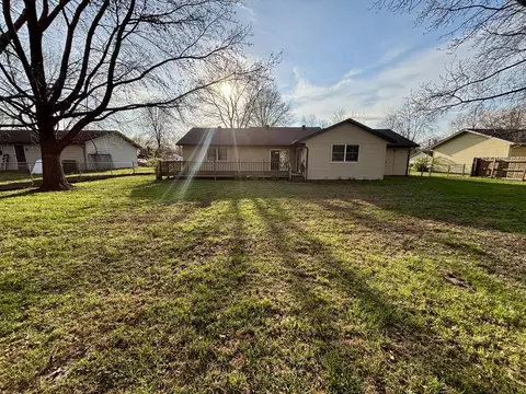 Exterior - 112 Donoho Dr, Salem, IL 62881 photo 4 of 5