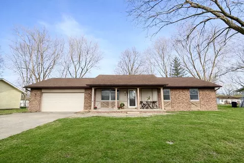 112 Donoho Dr, Salem, IL 62881