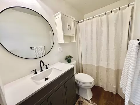 Bath - 112 Donoho Dr, Salem, IL 62881 photo 3 of 4
