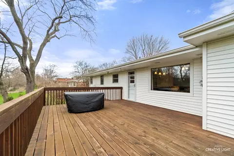 Exterior - 1005 Meadow Ln, Elgin, IL 60123 photo 3 of 5