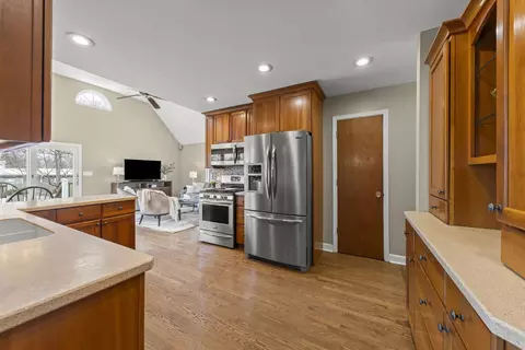 904 Gamon Rd, Wheaton, IL 60189 photo 8