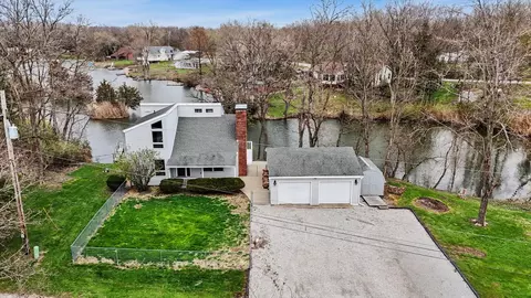 304 Eagle Bluff Dr, Oakwood, IL 61858