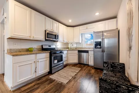 7601 S Bennett Ave, Chicago, IL 60649 photo 9