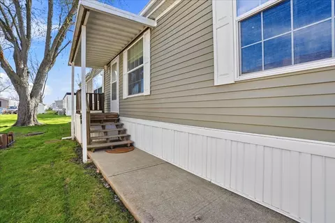 233 Avenue E St, Bloomington, IL 61704 photo 3