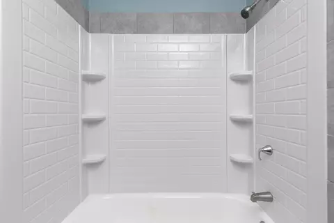 Bath - 2359 105th Ave, Aledo, IL 61231 photo 3 of 3