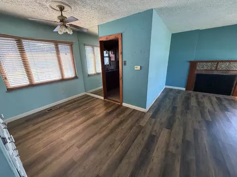 Living - 43 Ridge Rd, Centralia, IL 62801 photo 3 of 4