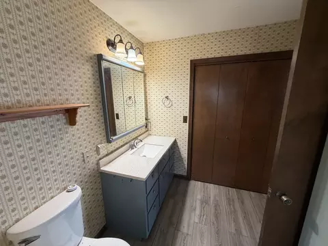 Bath - 43 Ridge Rd, Centralia, IL 62801 photo 1 of 3
