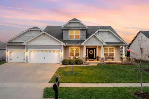 1210 Farm Lake Dr, Mahomet, IL 61853