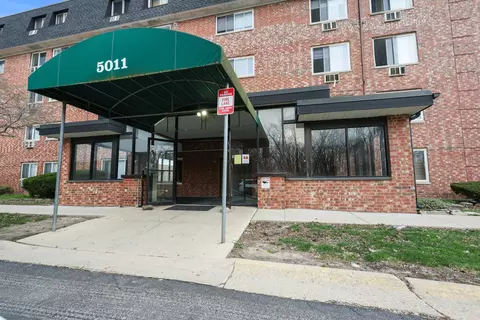 5011 Valley Ln #204, Streamwood, IL 60107