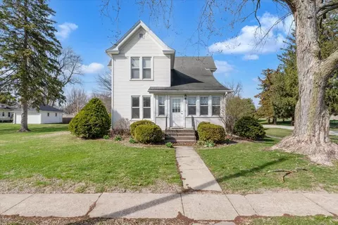304 Walnut St, New Windsor, IL 61465