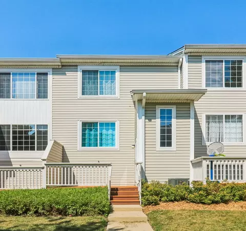 47 S Treehouse Ln, Round Lake, IL 60073