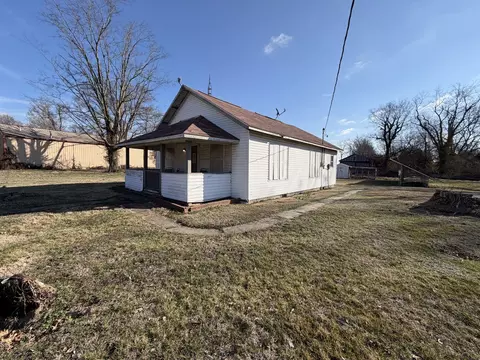 509 W Main St, Walnut Hill, IL 62893 photo 2