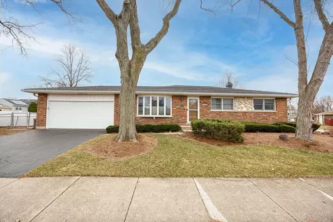 494 Flint Trl, Carol Stream, IL 60188