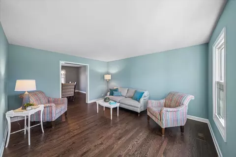 Living - 1239 Thackery Ct, Naperville, IL 60564 photo 1 of 2
