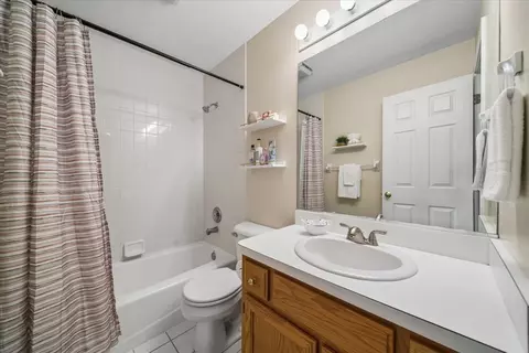 Bath - 1239 Thackery Ct, Naperville, IL 60564 photo 3 of 3