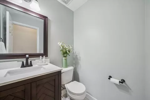Bath - 1239 Thackery Ct, Naperville, IL 60564 photo 1 of 3