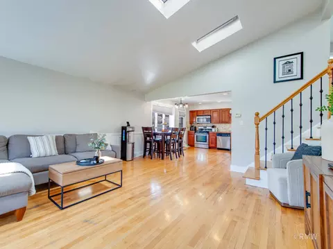 Living - 51 W Rozanne Dr, Addison, IL 60101 photo 2 of 4