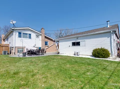 Exterior - 51 W Rozanne Dr, Addison, IL 60101 photo 4 of 7