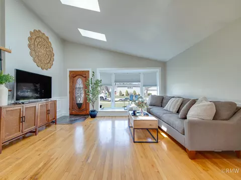 Living - 51 W Rozanne Dr, Addison, IL 60101 photo 1 of 4