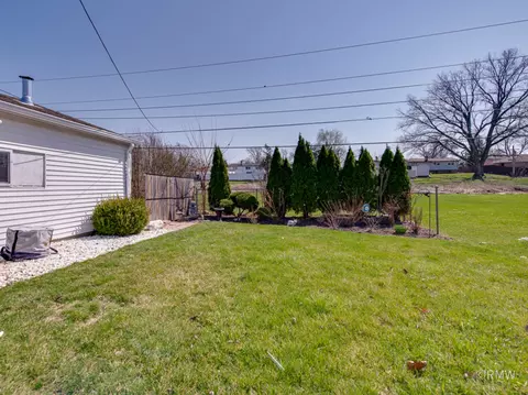 Exterior - 51 W Rozanne Dr, Addison, IL 60101 photo 7 of 7