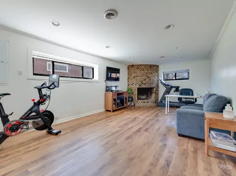 Living - 51 W Rozanne Dr, Addison, IL 60101 photo 3 of 4