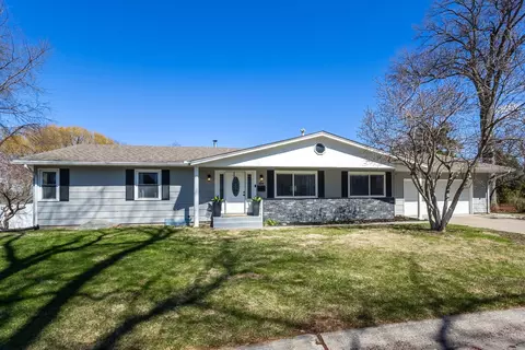 6 Sunset Cir, Bettendorf, IA 52722
